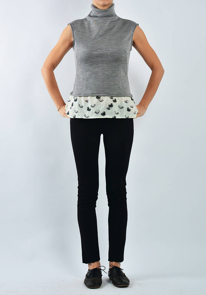Blusa in lana senza maniche, con dettaglio fantasia soffioni