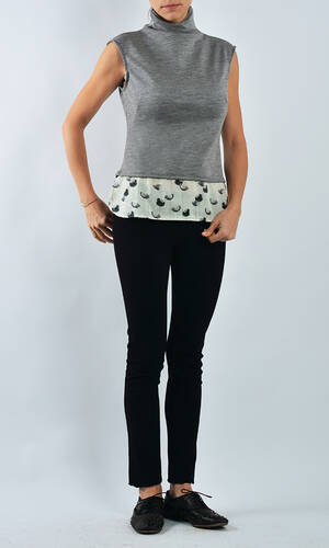 Blusa in lana senza maniche, con balza fantasia a soffioni 02