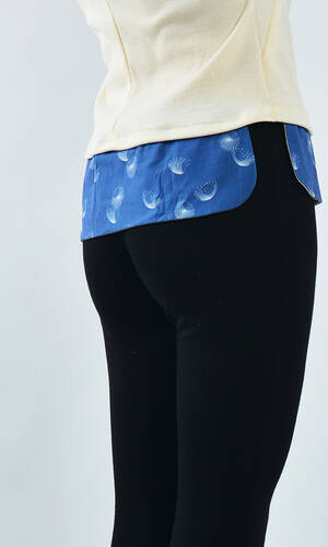 Blusa in lana senza maniche, con balza fantasia a soffioni blu 03