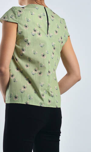 Camicia svasata in cotone a manica corta con fantasia a soffioni su sfondo verde 04