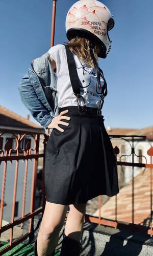 Minigonna bretelle nera